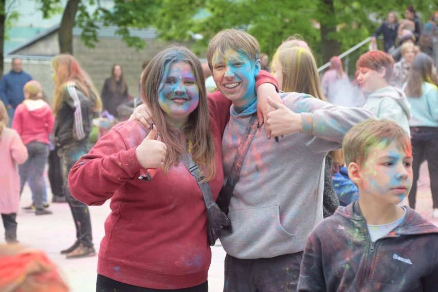 Holi Święto Kolorów w Sokółce. Pogoda nie dopisała, ale feria barw i tak wystrzeliła w górę  