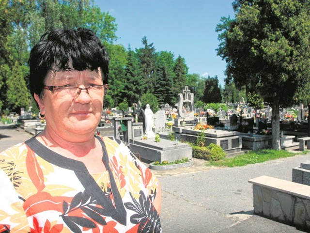 Teresa Józwik sprzedaje znicze przy wejściu na cmentarz przy ul. Rejtana. Co dnia wysłuchuje żali starszych osób, które mają poważny kłopot z dotarciem na mogiły swoich bliskich