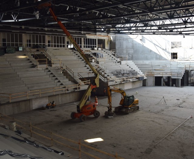 Prace przy wnętrzu nowej hali widowiskowo-sportowej w Radomiu są już mocno zaawansowane.