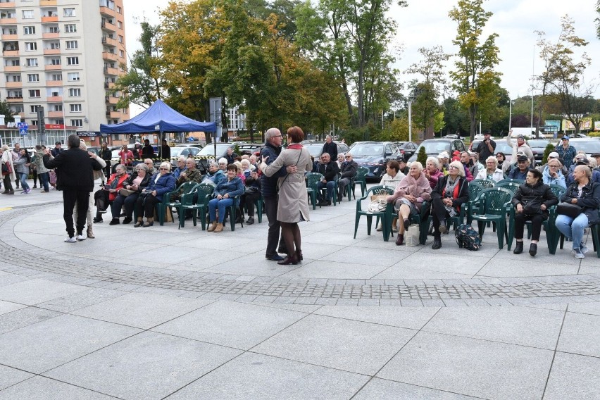 "Po Lecie" przed Wojewódzkim Domem Kultury w Kielcach. Koncert góralski i kiermasz pyszności