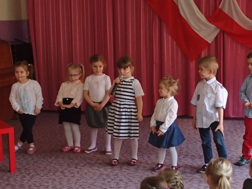 Przedszkolaki na Dzień Flagi w ostrowieckim przedszkolu