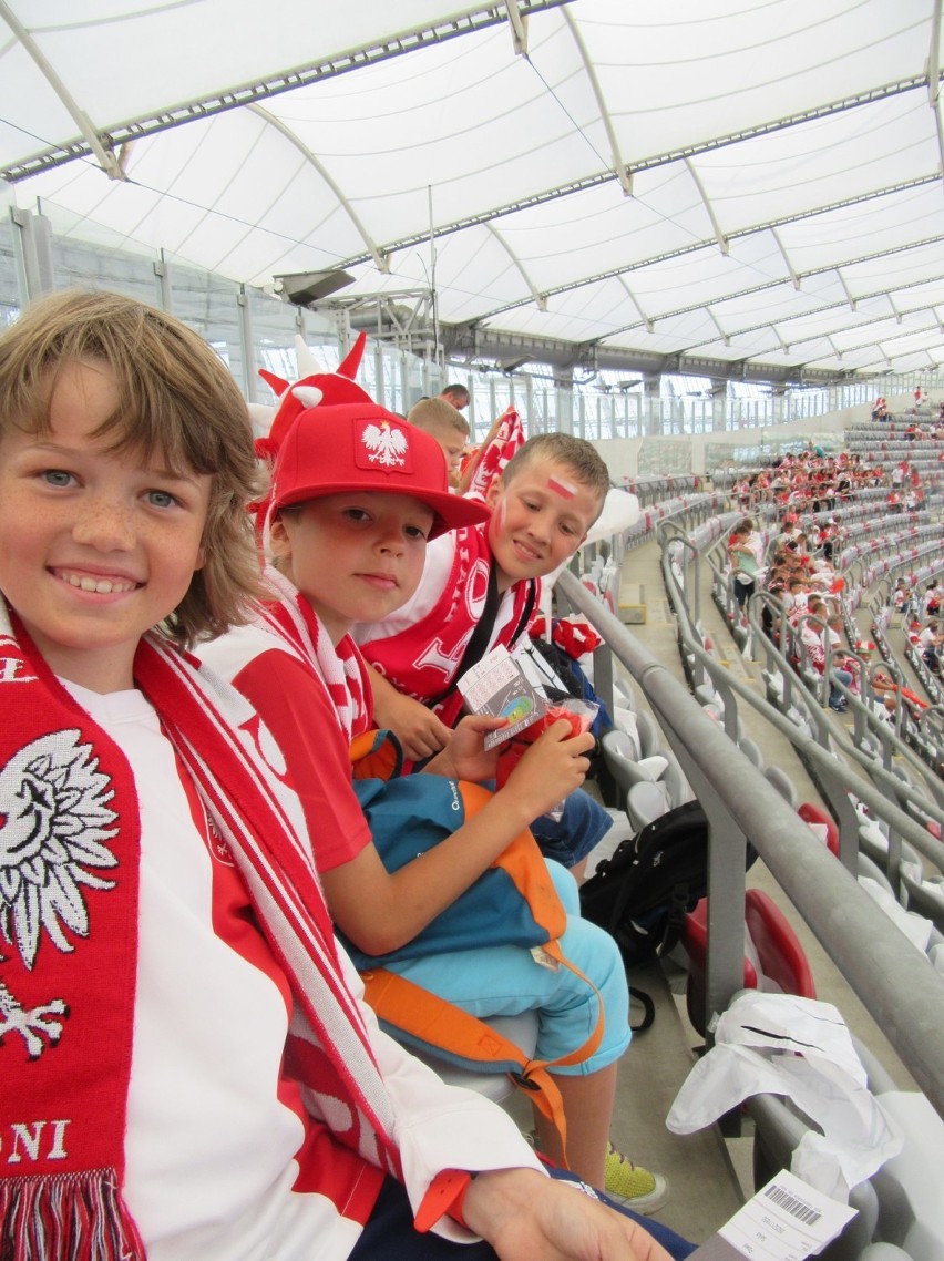 Mecz reprentacji Polska - Litwa. Na Stadionie Narodowym Orłom Nawałki kibicowali młodzi piłkarze Sztormu Mosty