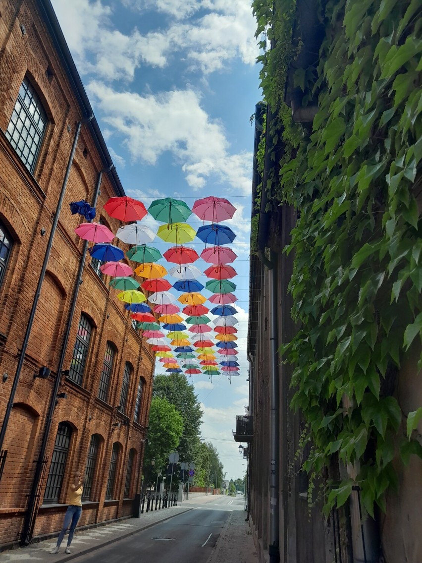 Parasolki nad ulicą dodają Fabrycznej niepowtarzalnego...