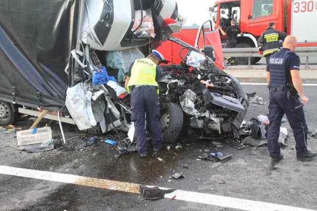 Tragiczny wypadek na A4, kierowca samochodu dostawczego zginął w zmiażdżonej kabinie. Zdjęcie ilustracyjne