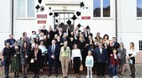 Małopolska Uczelnia Państwowa w Oświęcimiu pożegnała absolwentów rocznika 2023. Odebrali dyplomy i wyróżnienia. Zobaczcie zdjęcia