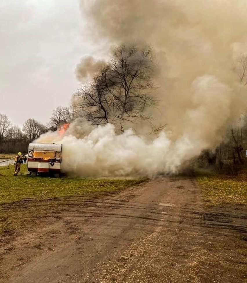 Pożar przyczepy kempingowej w Kamieńcu - pojazdu nie udało...