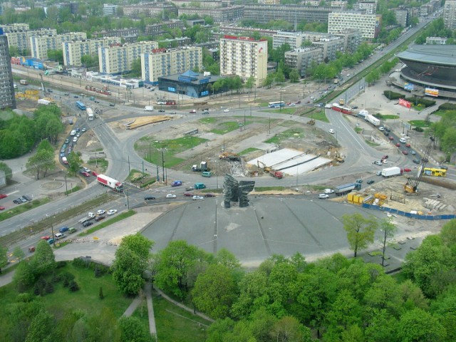 Kto pamięta korki przed powstaniem tunelu? Zobacz zdjęcia jak kiedyś wyglądało najsłynniejsze śląskie rondo w Katowicach i jak je przebudowywano.