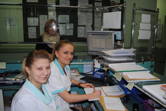 Aleksandra Badura i Beata Sitarz, rejestratorki z chrzanowskiego "Diabetu" twierdzą, że niemal codziennie przychodzą osoby, które muszą wypełniać oświadczenie o ubezpieczeniu, bo nie ma ich w systemie