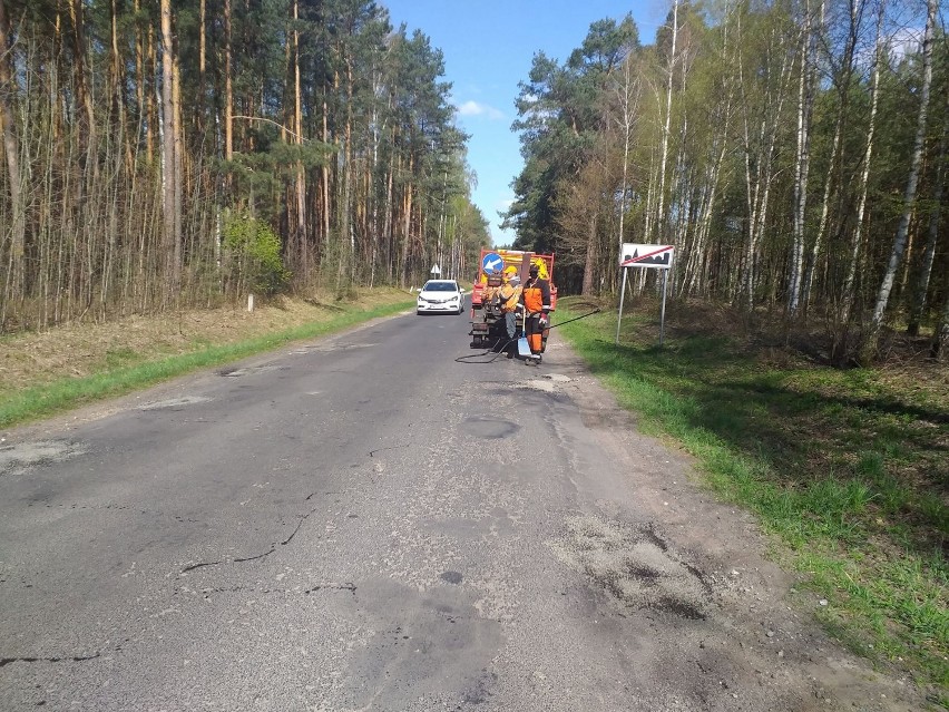 Rozpoczęły się pozimowe remonty na drogach powiatu wieluńskiego FOTO