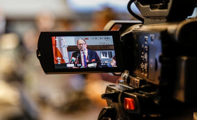 Paweł Adamowicz odpowiada  szefowi MON na specjalnej konferencji prasowej.