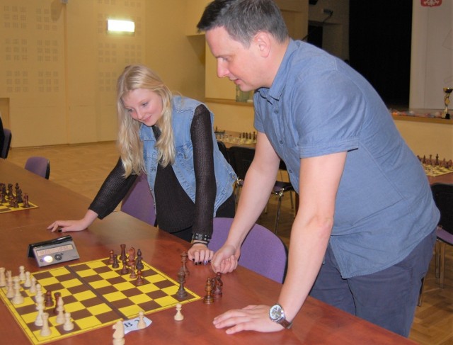 Jarosław Wiśniewski z córką Weroniką podczas turnieju szachowego w Sadkach. Od lat przyjeżdża na takie zawody by sędziować i kibicować młodzieży