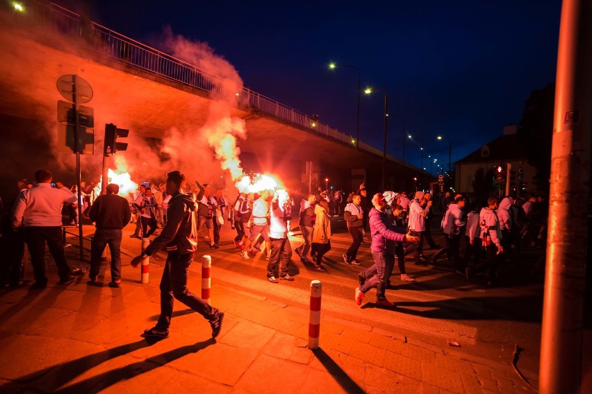 Feta legionistów na ulicach Warszawy. Tak kibice Legii...