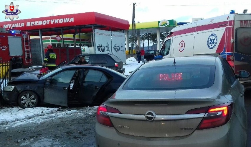 Ryki: Skręcał na stację paliw, zderzył się z volkswagenem
Do...