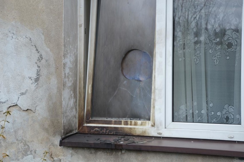 37-latek obrzucał butelkami z substancją łatwopalną okna mieszkania komunalnego w Łowiczu [ZDJĘCIA]