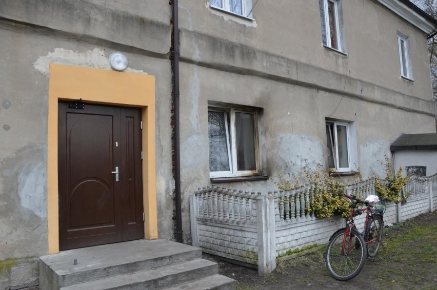 37-latek obrzucał butelkami z substancją łatwopalną okna mieszkania komunalnego w Łowiczu [ZDJĘCIA]