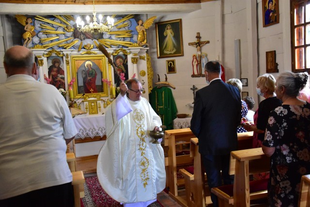 Fotorelacja z uroczystości oraz wnętrze zabytkowej świątyni w Skórkach.