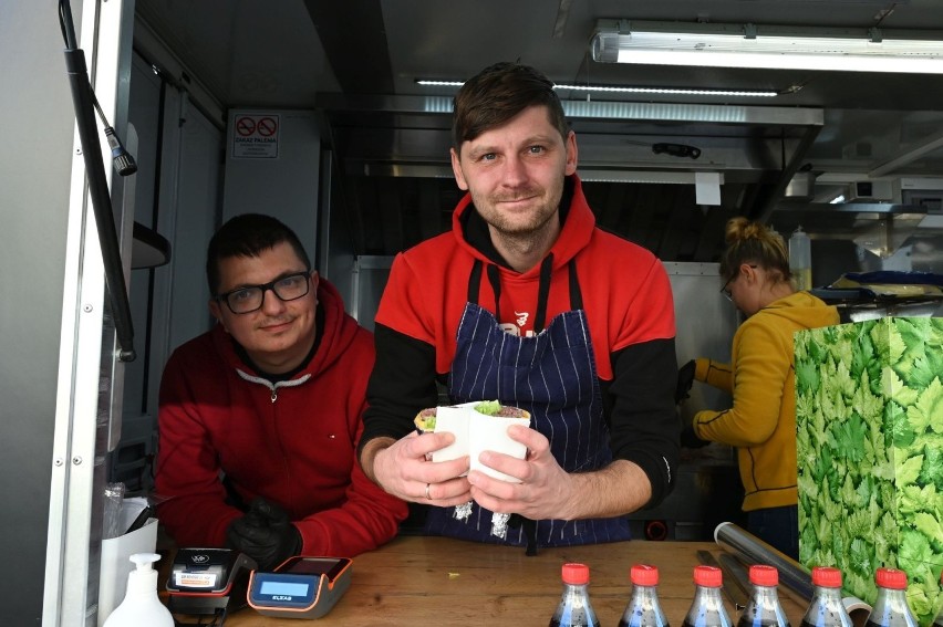 Food trucki z pysznym jedzeniem zaparkowały w Kielcach. Zjemy dania z różnych stron świata (ZDJĘCIA, WIDEO)