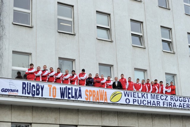Polscy rugbiści po rozmowie z Wojciechem Szczurkiem zapozowali do pamiątkowego zdjęcia.