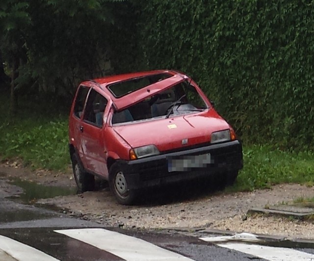 Sprawę zgłoszoną przez internautę przekazaliśmy policji. Funkcjonariusze ustalili, że właścicielem samochodu jest mieszkaniec Krakowa. Pojazd uczestniczył w  w kolizji. Choć auto nie utrudnia korzystania z jezdni i nie powoduje zagrożenia, sprawca został ukarany mandatem karnym i pouczony o konieczności zabezpieczenia pojazdu.