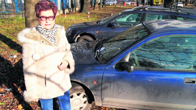 Marta Wiśniewska twierdzi, że samochody pracowników Azotów stoją wszędzie. - Blokują całymi dniami parkingi przy przychodni, kościele, zajezdni i sklepach. Rozjeżdżają nam trawniki  - podkreśla