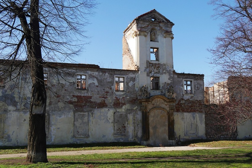 Zabytkowy klasztor pobernardyński w Legnicy jest na sprzedaż wraz z projektem odbudowy. Powstaną tu mieszkania? Zobacz wizualizacje!