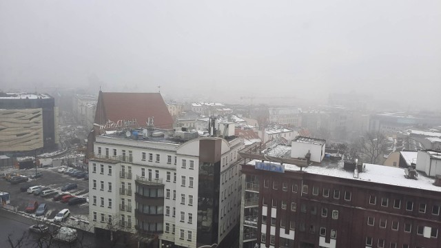 Jeden z czytelników wysłał nam zdjęcia z widokiem na budynki znajdujące się przy ul. Piekary. Nasz fotograf, Adam Jastrzębowski, z kolei pokazał jak wygląda sytuacja w centrum miasta. Jakość powietrza 13 grudnia, według pomiaru dostępnego na stronie poznan.pl, została określona jako średnia. Nie stanowi ona jednak zagrożenia, można przebywać na zewnątrz. Według prognoz 14 grudnia stan powietrza ma ulec pogorszeniu.

Zobacz zdjęcia --->