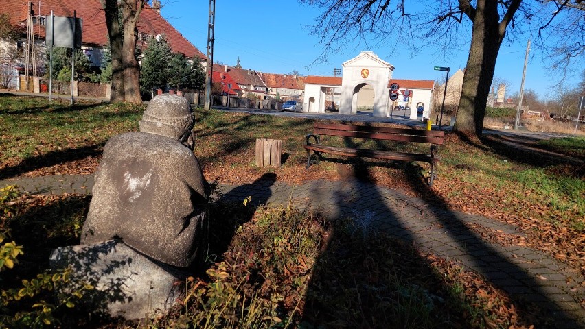 Zabytkowa rzeźba z mostu w Zasiekach stoi na skwerze w...