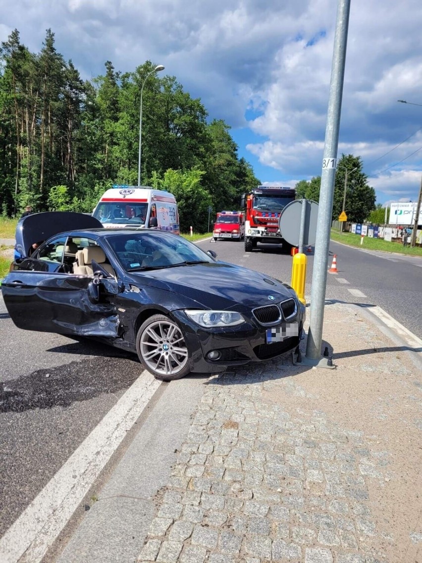 Na skrzyżowaniu w Skarżysku zderzyły się BMW i seat. Zobacz zdjęcia