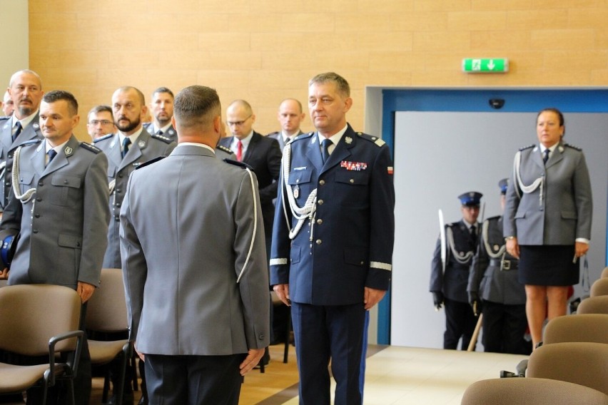 Krotoszyn. Policjanci odznaczeni przez komendanta za ofiarność na rzecz drugiego człowieka [FOTO] 