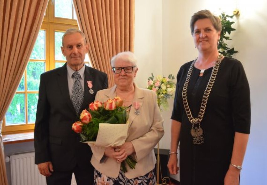 Cztery pary z Miastka odebrały medale od prezydenta Polski za długoletnie małżeństwo