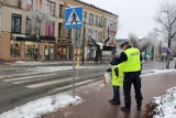 Akcja policji w Zduńskiej Woli "Bezpieczny pieszy". Rozdają kamizelki