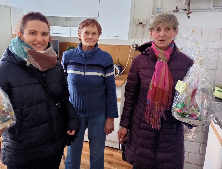 Świąteczne paczki trafiły do osób starszych i samotnych z osiedla Wzgórze w Starachowicach. Było wiele radości. Zobacz zdjęcia