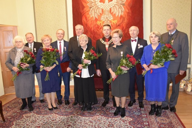 W niedzielę, 24 listopada w Pałacu Ślubów w Skierniewicach odbyła się uroczystość wręczenia medali Za Długoletnie Pożycie Małżeńskie, przyznawanych przez Prezydenta RP. Medale pięciu parom, które w związku małżeńskim przeżyły 50 lat, wręczał wiceprezydent Skierniewic Jarosław Chęcielewski.