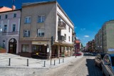 Wczoraj rozpoczął się remont podcienia kamienicy przy Rynku w Trzebnicy. Renowacja obejmuje słupy podtrzymujące część budynku [ZDJĘCI