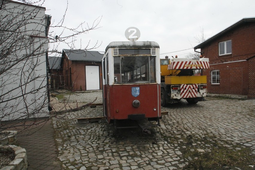Legnicki tramwaj trafił do zajezdni MPK (ZDJĘCIA)