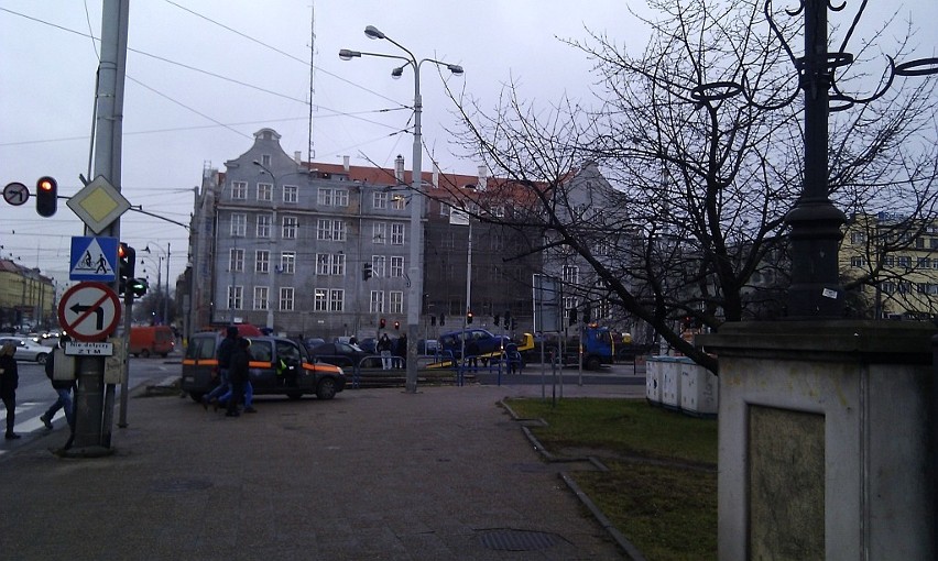 Gdańsk. Zderzenie dwóch samochodów na Hucisku - tramwaje jeździły objazdem (ZDJĘCIA)