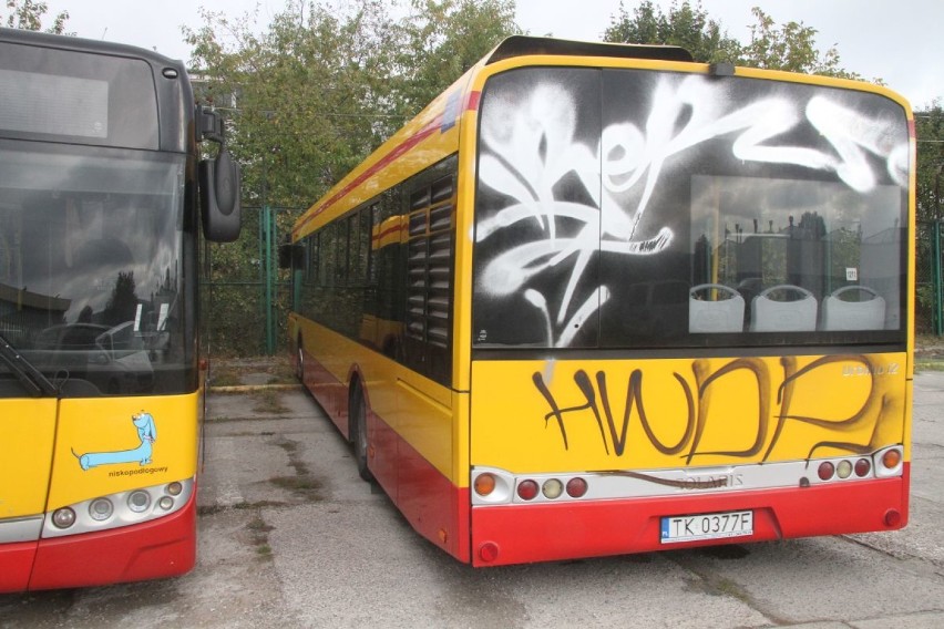 Wandal w bazie MPK przy ulicy Jagiellońskiej w Kielcach. Nocą pomazał farbą sześć miejskich autobusów zaparkowanych 