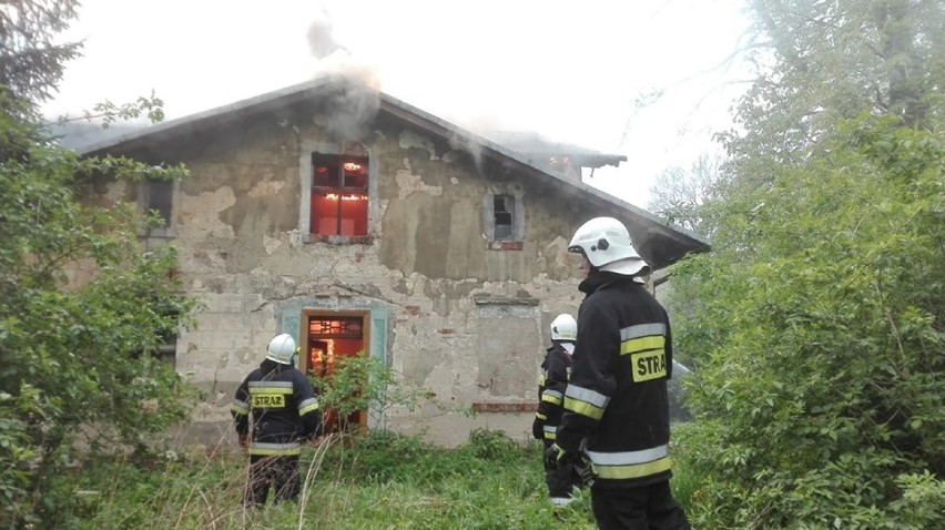 Pożar pustostanu w Knybawie! Gasiło 20 jednostek straży