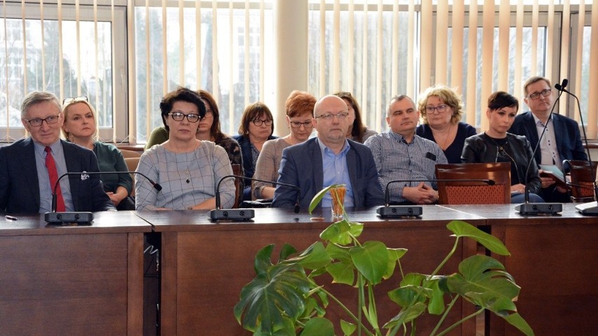 Sztab kryzysowy w Radomsku. Samorządowcy, dyrektorzy szkół, przedstawiciele służb rozmawiali o zagrożeniu epidemią