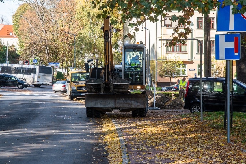 Przy ulicy 1 Maja trwa poszerzanie fragmentu chodnika, który...