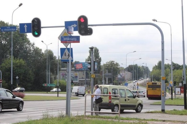 Na ulicy Zgierskiej w Łodzi, 11-letnia rowerzystka z Rosji uderzyła w bok Renault.