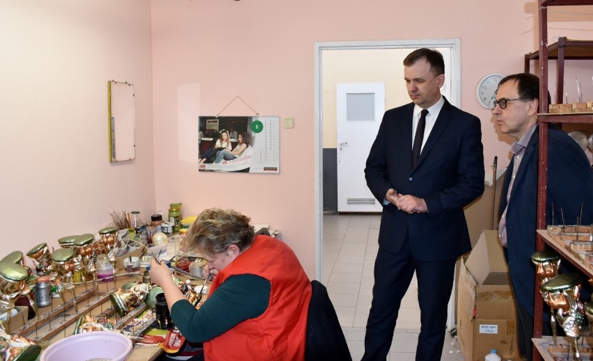 Prezydent Chojniak z wizytą w piotrkowskiej fabryce bombek