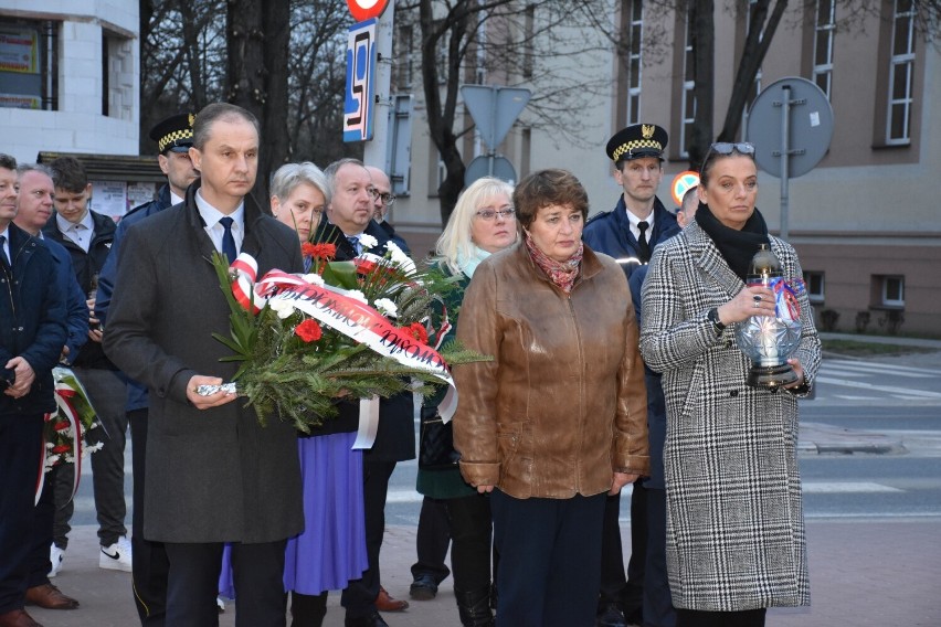 W Ostrowcu Świętokrzyskim uczczono rocznicę zbrodni katyńskiej. Złożenie kwiatów poprzedziła msza święta