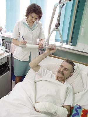 Pielęgniarka Dorota Kot opiekuje się Tadeuszem Wojcieszakiem, który trafił do ,Urazówki&quot; po wypadku.
