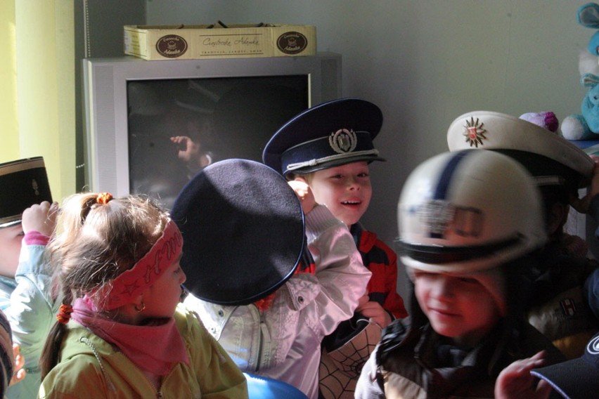 Dzieci z przedszkola Grzybek w Kleparzu na komendzie policji