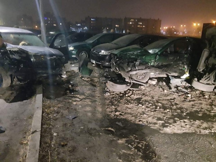 Wypadek na Broniewskiego we Włocławku. Wjechał w zaparkowane samochody, uszkodził 6 aut, kierowca był pijany [zdjęcia]