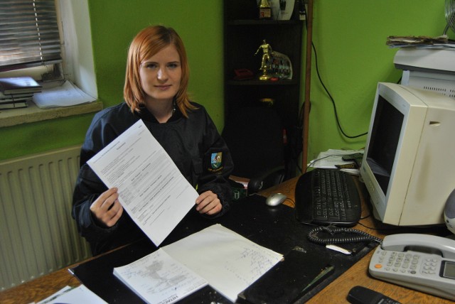Magdalena Korbas sekretarz OSP z Granowa z oficjalnym dokumentem potwierdzającym wpis do KRS