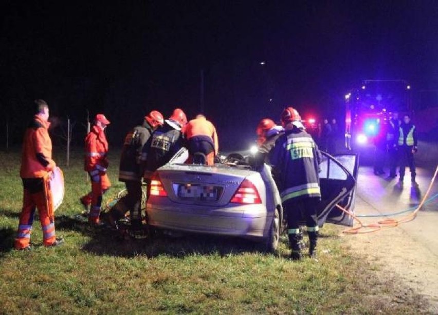 Wypadek w Cedzynie. Samochód uderzył w słup