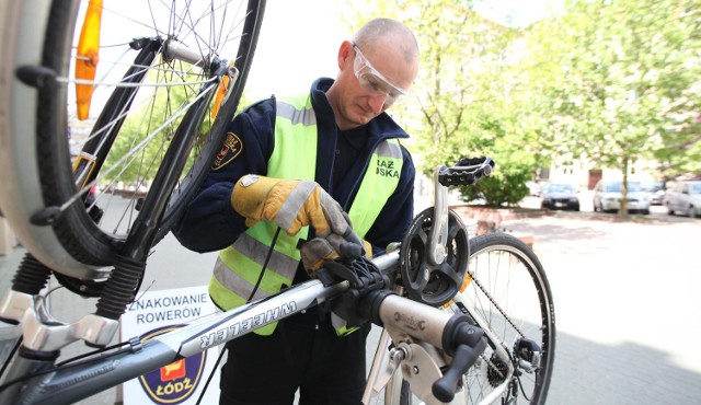 Policjanci i strażnicy miejscy zachęcają do znakowania rowerów.