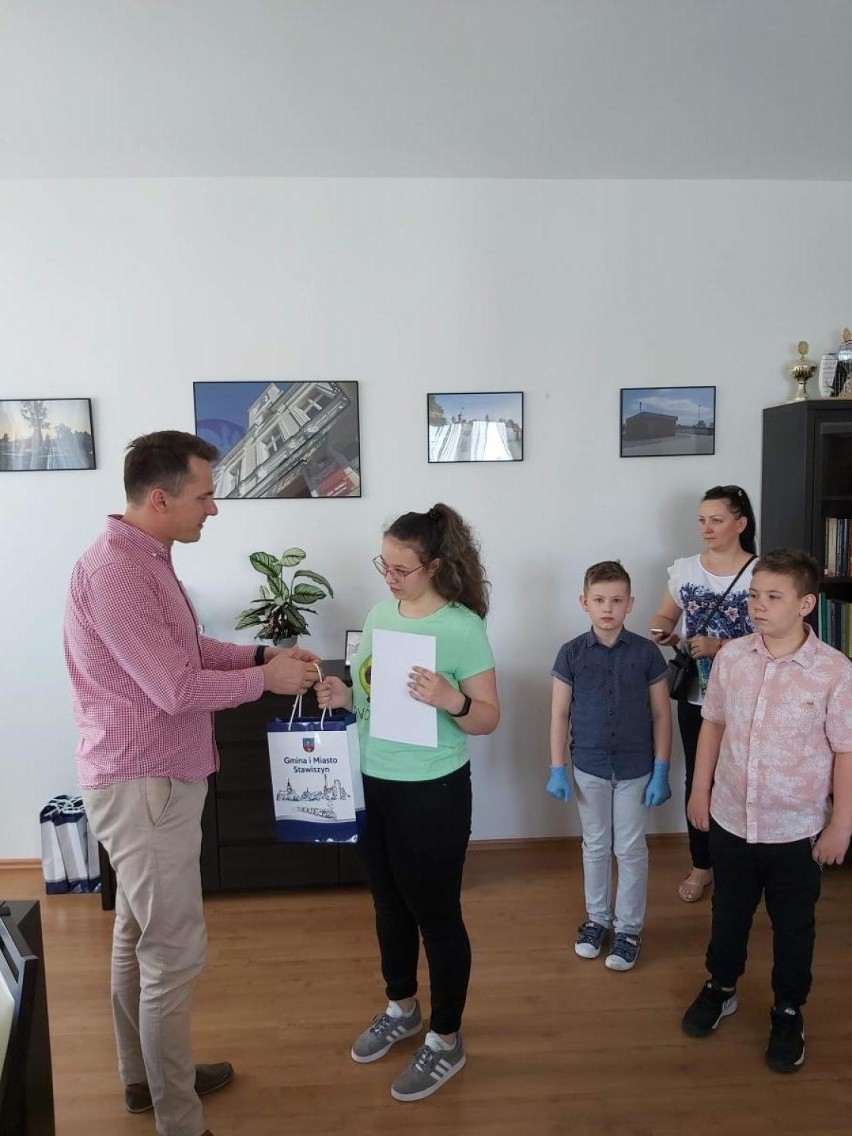 Burmistrz Stawiszyna wręczył nagrody laureatom konkursu ekologicznego ZDJĘCIA